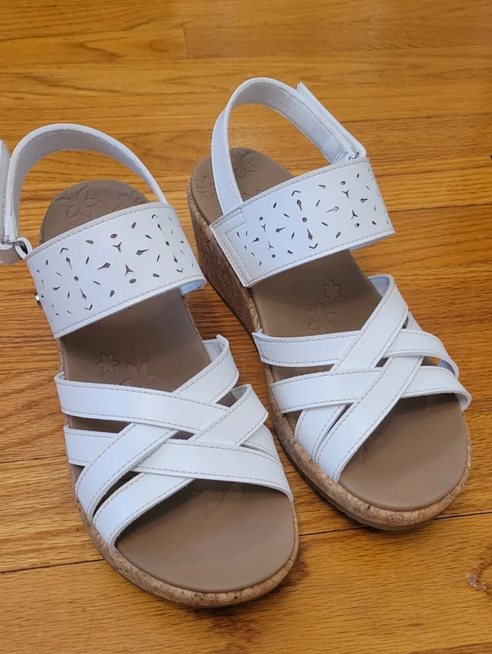 NEW Skechers Ladies Sandals Arch Fit cork Wedge Womens shoes 7 white 2.5